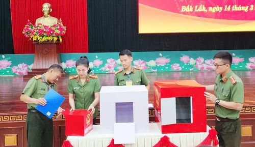 Đại diện tổ bầu cử số 43 kiểm tra và thực hiện niêm phong hòm phiếu trước giờ bỏ phiếu. (Ảnh: TT)