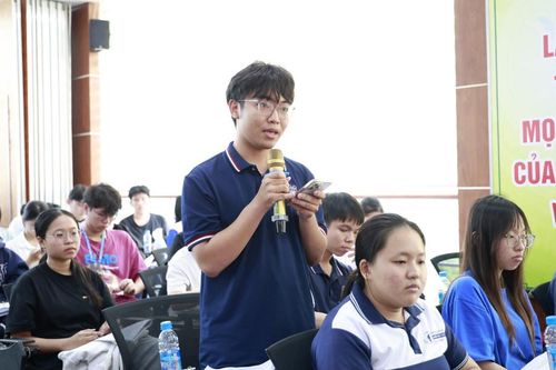 Cử tri trẻ trao đổi thông tin với các ứng cử viên tại Hội nghị tiếp xúc cử tri với người ứng cử đại biểu Quốc hội khóa XVI tại đơn vị bầu cử số 11, TPHCM. Ảnh: ĐHQG-HCM.