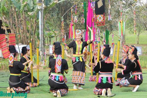 Thiếu nữ Khơ Mú uyển chuyển trong điệu múa Vêr guông (múa Âu eo). Ảnh: Làng Văn hóa-Du lịch các dân tộc Việt Nam cung cấp