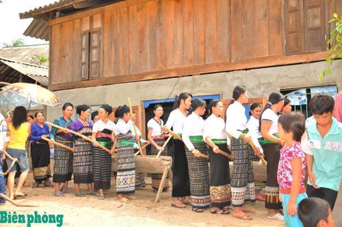 Điệu múa khua luống của bà con Khơ Mú. Ảnh: Việt Bắc