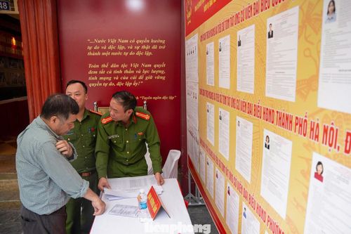 Những ngày này, cán bộ tổ bầu cử và lực lượng hỗ trợ tiếp tục rà soát các khâu chuẩn bị cuối cùng như kiểm tra cơ sở vật chất, niêm yết danh sách cử tri, phổ biến quy định bầu cử và sẵn sàng phương án hỗ trợ người cao tuổi, người khuyết tật.