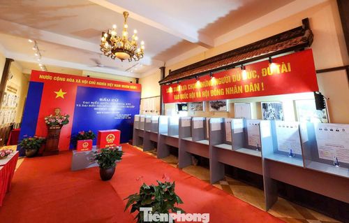 Danh sách cử tri của tổ bầu cử hiện ghi nhận khoảng 2.419 người. Tuy nhiên, con số chính thức sẽ được chốt trước thời điểm bầu cử 24 giờ theo quy định. “Số lượng có thể thay đổi vì cử tri được phép điều chỉnh điểm bỏ phiếu qua ứng dụng định danh điện tử,” ông Anh cho biết.