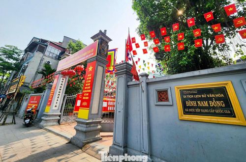 Ở khu vực nội thành, Đình Nam Đồng cũng được chọn làm điểm bỏ phiếu, nơi người dân trong khu vực đến tham gia ngày hội dân chủ trong không gian văn hóa làng truyền thống giữa lòng đô thị.