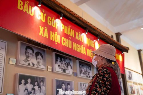 Những ngày này, khu vực trước di tích được chỉnh trang sạch sẽ, treo cờ Tổ quốc, băng rôn và pa-nô tuyên truyền về ngày bầu cử. Bên trong điểm bỏ phiếu, bàn hướng dẫn, danh sách cử tri và hòm phiếu được bố trí gọn gàng, đúng quy định.