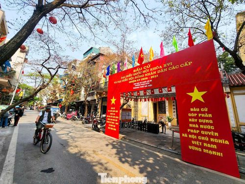 Không chỉ nhà 48 Hàng Ngang, nhiều địa điểm đặc biệt khác của Hà Nội cũng được lựa chọn làm nơi đặt điểm bỏ phiếu trong kỳ bầu cử lần này. Tại khu phố cổ, Đình Kim Ngân - di tích gắn với nghề kim hoàn truyền thống - và các hội quán cổ vẫn giữ vai trò là điểm sinh hoạt cộng đồng, đồng thời trở thành nơi cử tri thực hiện quyền công dân trong ngày bầu cử.