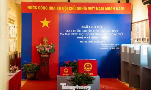 Từ những di tích lịch sử như nhà 48 Hàng Ngang, đình Kim Ngân, đình Nam Đồng đến các không gian cộng đồng như trường học hay Cung Thanh niên Hà Nội, mỗi điểm bỏ phiếu đều góp phần tạo nên không khí trang trọng cho ngày hội dân chủ của người dân Thủ đô. Ở đó, mỗi lá phiếu không chỉ thể hiện lựa chọn của cử tri mà còn tiếp nối truyền thống lịch sử và văn hóa của thành phố.