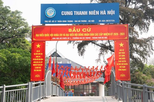 Trong khi đó, nhiều cơ sở giáo dục với không gian rộng rãi như các trường học trên địa bàn thành phố được bố trí làm điểm bầu cử, tạo thuận lợi cho việc tổ chức và đón tiếp cử tri. Một địa điểm quen thuộc khác là Cung Thanh niên Hà Nội, nơi thường xuyên diễn ra các hoạt động sinh hoạt cộng đồng và cũng trở thành điểm bỏ phiếu trong nhiều kỳ bầu cử.