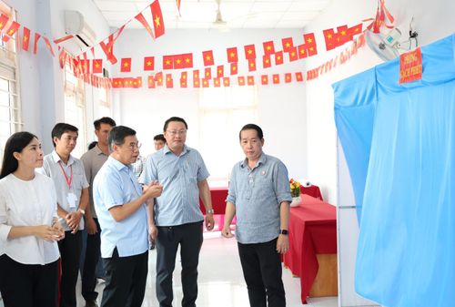 Phó Chủ tịch HĐND TPHCM Nguyễn Văn Dũng (giữa) kiểm tra công tác chuẩn bị bầu cử tại khu vực bỏ phiếu số 27, phường Long Trường, sáng 14/3. (Ảnh: Ngô Tùng)