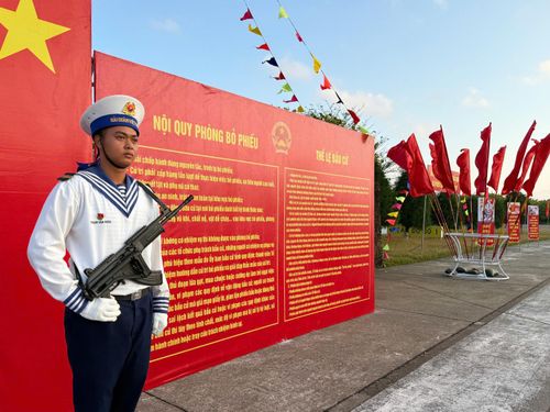 Vượt qua những khắc nghiệt của thời tiết và cách trở địa lý, Khu vực bỏ phiếu số 14 tại đảo Trường Sa (thuộc Đặc khu Trường Sa, tỉnh Khánh Hòa) đã hoàn tất công tác chuẩn bị, sẵn sàng cho ngày hội lớn của toàn dân.