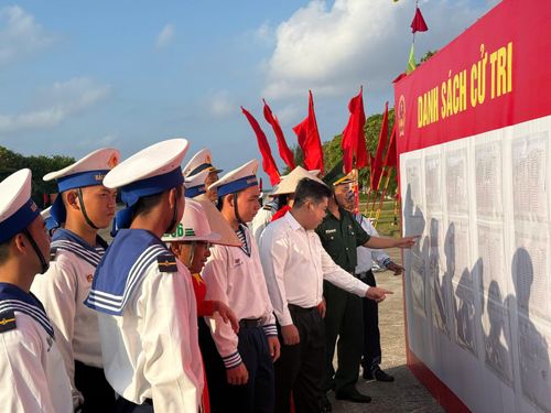 Cử tri nghiên cứu danh sách người ứng cử đại biểu Quốc hội và Hội đồng nhân dân các cấp nhiệm kỳ 2026 - 2031.