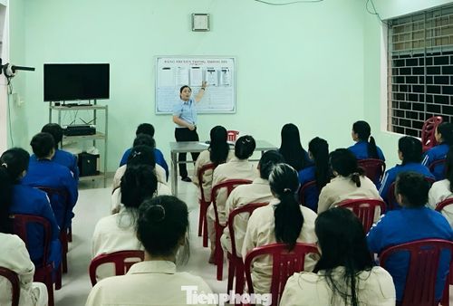 Cán bộ tuyên truyền, hướng dẫn về công tác bầu cử cho các học viên.