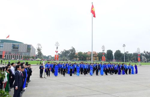 Ngày 14/3, tại Quảng trường Ba Đình (Hà Nội), Đảng bộ - Đoàn Thanh niên Bộ Xây dựng tổ chức Lễ báo công dâng Bác; kết nạp đảng viên mới và tuyên dương đảng viên trẻ tiêu biểu. Ảnh: Xuân Tùng