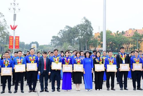 Ông Đào Văn Tiến và chị Nguyễn Diệu Linh trao khen thưởng đảng viên trẻ tiêu biểu.