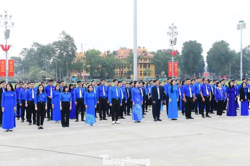 Thay mặt tuổi trẻ Bộ Xây dựng, chị Nguyễn Diệu Linh quyết tâm tiên phong trong đổi mới sáng tạo và chuyển đổi số, dám nghĩ, dám làm, dám chịu trách nhiệm vì lợi ích chung; đem trí tuệ, sức trẻ và khát vọng cống hiến phụng sự ngành Xây dựng ngày càng hiện đại, kỷ cương, phát triển bền vững; đưa đất nước vươn mình tiến vào kỷ nguyên mới. Nguyện suốt đời sống, học tập và cống hiến theo tấm gương đạo đức, phong cách Hồ Chí Minh vĩ đại. Ảnh: Xuân Tùng