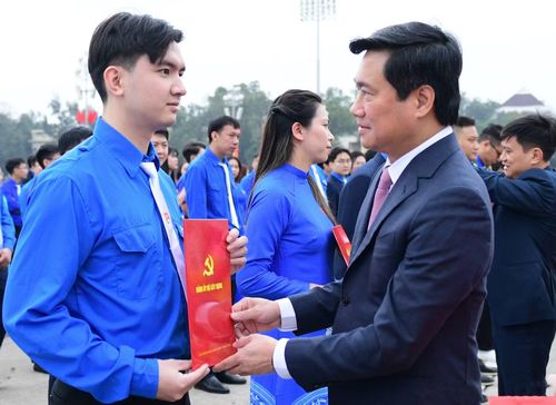 Ông Nguyễn Tường Văn – Phó Bí thư thường trực Đảng ủy, Thứ trưởng Bộ Xây dựng trao quyết định kết nạp đảng viên mới tại chương trình. Ảnh: Xuân Tùng