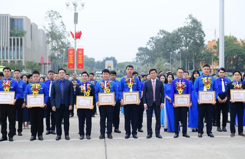 Đảng bộ Bộ Xây dựng đã tuyên dương và tặng Giấy khen đối với 95 đảng viên trẻ tiêu biểu đã có nhiều thành tích xuất sắc trong những năm vừa qua. Trong ảnh, ông Nguyễn Tường Văn và anh Vũ Huy Hoàng trao khen thưởng các đảng viên trẻ tiêu biểu.