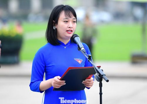 Báo công dâng Bác, chị Nguyễn Diệu Linh – Bí thư Đoàn Thanh niên Bộ Xây dựng cho biết thời gian qua, công tác Đoàn và phong trào thanh niên Bộ đã đạt được nhiều kết quả ấn tượng. Ảnh: Xuân Tùng