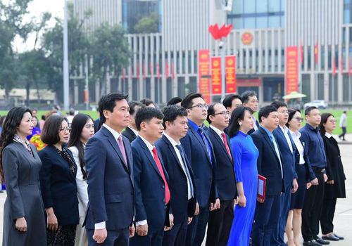 Dự chương trình có ông Nguyễn Tường Văn – Phó Bí thư thường trực Đảng ủy, Thứ trưởng Bộ Xây dựng; ông Đào Văn Tiến - Phó Bí thư chuyên trách Đảng ủy Bộ Xây dựng; anh Vũ Huy Hoàng - Phó Bí thư Đoàn Thanh niên Chính phủ. Cùng dự có đảng viên trẻ tiêu biểu và đoàn viên ưu tú được kết nạp vào Đảng. Ảnh: Xuân Tùng