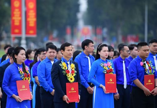 Dịp này, 18 đoàn viên thanh niên ưu tú đang công tác tại các cơ quan, đơn vị trực thuộc Bộ Xây dựng vinh dự được kết nạp, đứng vào hàng ngũ của Đảng. Ảnh: Xuân Tùng