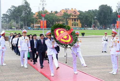 Đoàn đại biểu Bộ Xây dựng dâng vòng hoa và vào Lăng viếng Chủ tịch Hồ Chí Minh.
