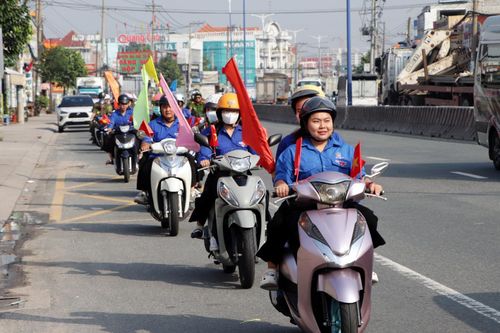 Lực lượng chức năng phường Chánh Hiệp đi từng ngõ, hẻm đảm bảo an ninh trật tự, tránh cháy nổ.
