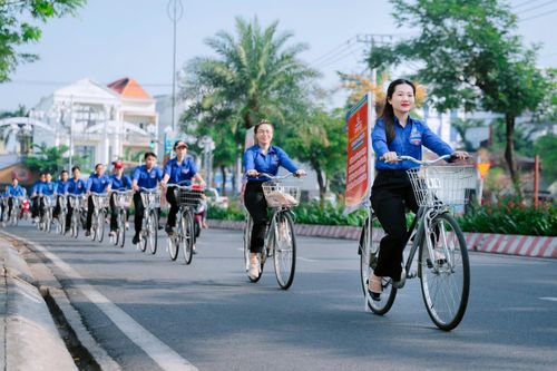 Để đẩy mạnh công tác tuyên truyền, Đoàn phường Phú Lợi chức diễu hành xe đạp kèm theo tấm biển ghi “Mỗi lá phiếu là một niềm tin, một trách nhiệm đối với Tổ quốc” và “Bầu cử để chọn người có tâm, có tầm, phục vụ nhân dân”.
