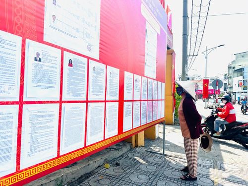 Người dân tại phường Lái Thiêu tìm hiểu thông tin về các ứng cử viên ĐBQH và HĐND các cấp.