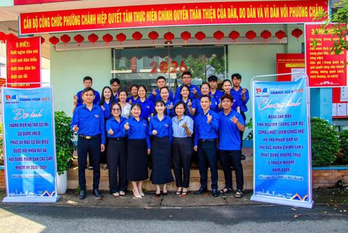 Tại phường Chánh Hiệp (TPHCM), đường phố rực rỡ cờ đỏ sao vàng và dòng chữ “điểm bầu cử đại biểu Quốc hội khóa XVI và đại biểu HĐND các cấp nhiệm kỳ 2026 - 2031”.