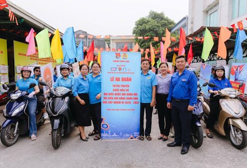 Đoàn phường và Công đoàn phường Phước Long cùng các bạn sinh viên ra quân tuyên truyền cuộc bầu cử ĐBQH khóa XVI và đại biểu HĐND các cấp nhiệm kỳ 2026-2031.