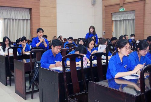 Sinh viên UEH nêu ý kiến tại một hội nghị tiếp xúc cử tri. Ảnh: CTV