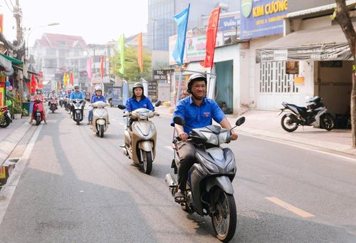 Đoàn viên, hội viên chung sức lan tỏa ý nghĩa của ngày hội non sông đến người dân, cử tri phường Phước Long.