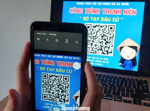 Người dân dễ dàng tra cứu thông tin bầu cử chỉ bằng một lần quét mã trên điện thoại.