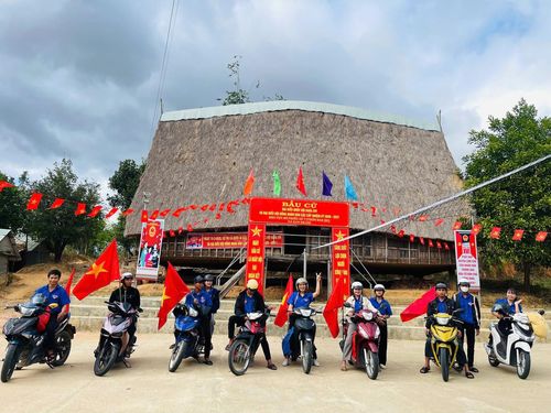 Đoàn viên thanh niên mang "Tiếng loa thanh niên" đến các thôn, làng trên địa bàn xã Kon Braih.