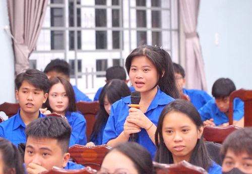 Các bạn đoàn viên thanh niên sôi nổi, hào hứng trong phần hỏi đáp về bầu cử đại biểu Quốc hội và đại biểu HĐND các cấp.