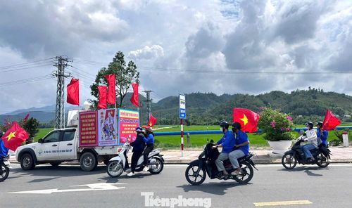 Đoàn viên, thanh niên xã Đồng Xuân tuyên truyền bầu cử.