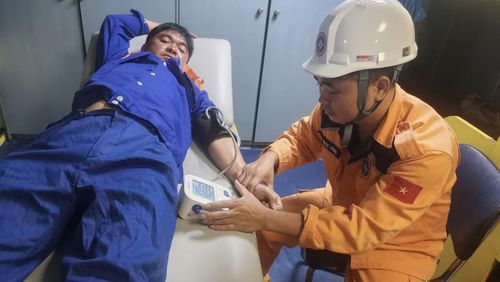 Thuyền viên được chăm sóc y tế, sau khi giải cứu.