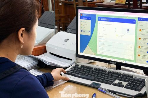 Số liệu từ các Tổ bầu cử nhập lên hệ thống được cập nhật về phường, về thành phố để theo dõi.
