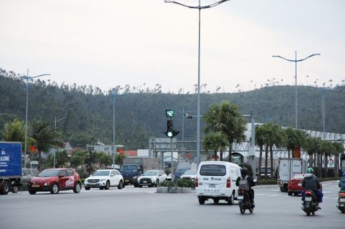 Đèn giao thông đếm ngược đã được thay thế rõ nét so với trước, giúp người điều khiển phương tiện dễ dàng quan sát, chủ động giảm tốc độ.