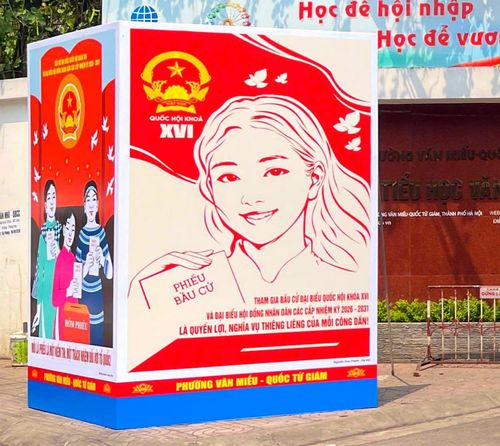 Pano tuyên truyền về bầu cử của Phường tại trường tiểu học Văn Chương.