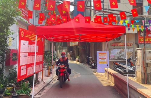 Điểm bầu cử tại Nhà văn hóa Lương Sử C rực rỡ trước ngày hội lớn.