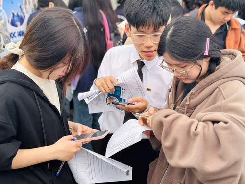 Sinh viên tham gia ngày hội việc làm. Ảnh: Thúy Nga