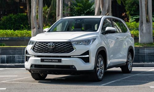 Toyota Innova Cross vẫn duy trì sức bán ổn định nhờ sự đa dạng phiên bản và giá bán. Ảnh: TMV