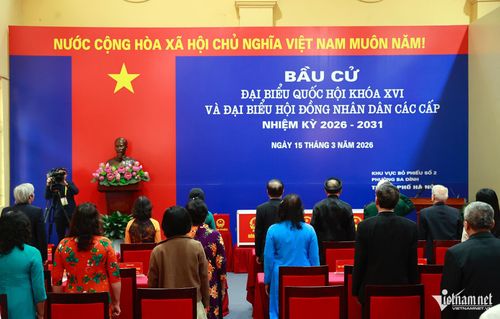 Nghi thức chào cờ được cử hành trang trọng, mở đầu cho phần vận hành thử quy trình bầu cử