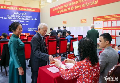Phát phiếu bầu cử cho cử tri tại khu vực bỏ phiếu số 2 phường Ba Đình