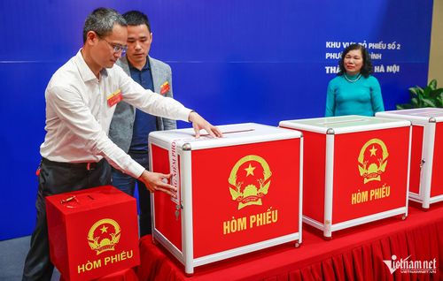 Diễn tập niêm phong hòm phiếu sau khi kiểm tra hòm phiếu