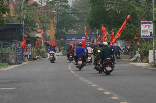 Cựu chiến binh, thanh niên phường Hải Lĩnh tuyên truyền, cổ động công tác bầu cử