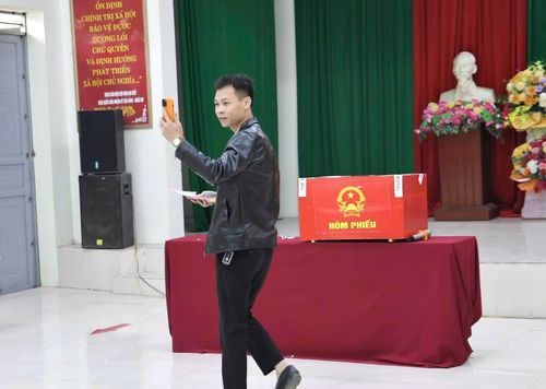 Xã Lưu Vệ tập huấn tình huống cử tri livestream tại khu vực bỏ phiếu