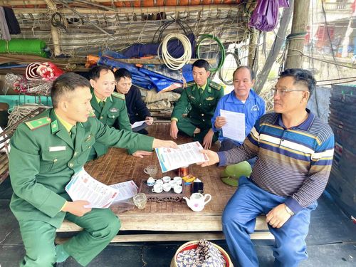 Bộ đội biên phòng tuyên truyền, vận động bầu cử đối với ngư dân xã Tiên Trang