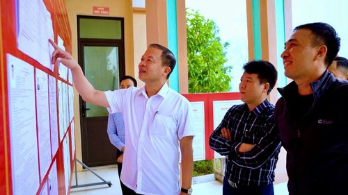 Bí thư đảng ủy phường Đông Sơn Nguyễn Văn Tứ kiểm tra việc niêm yết danh sách ứng cử viên tại điểm bầu cử