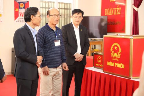 Tại phường Hạc Thành, Phó chủ tịch UBND tỉnh Đầu Thanh Tùng kiểm tra công tác bầu cử tại các tổ dân phố